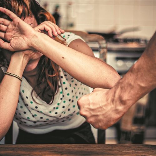 Ανδρας «σε αμόκ» γρονθοκόπησε και επιτέθηκε με μαχαίρια στην σύζυγό του