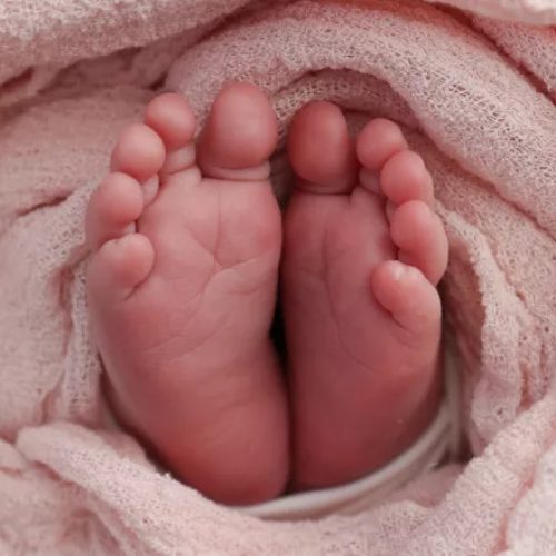 Θρήνος για δίδυμο κοριτσάκι 5 μηνών – Βρέθηκε νεκρό στο ίδιο κρεβάτι με τους γονείς
