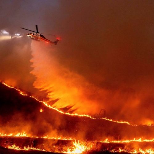 Φλέγεται η Σικελία – Κάτοικοι εγκαταλείπουν τα σπίτια τους