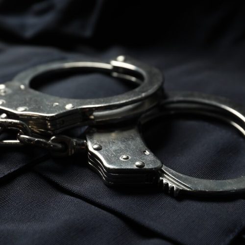 Παλαιό Φάληρο: Σύλληψη 56χρονου με δύο πιστόλια και πλαστό δίπλωμα