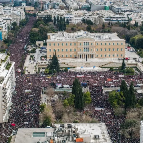 Συλλαλητήριο για τα Τέμπη: Η ιστορική συγκέντρωση στο Σύνταγμα και τα σοβαρά επεισόδια που δεν κατάφεραν να την αμαυρώσουν μέσα από συγκλονιστικά φωτογραφικά «κλικ»