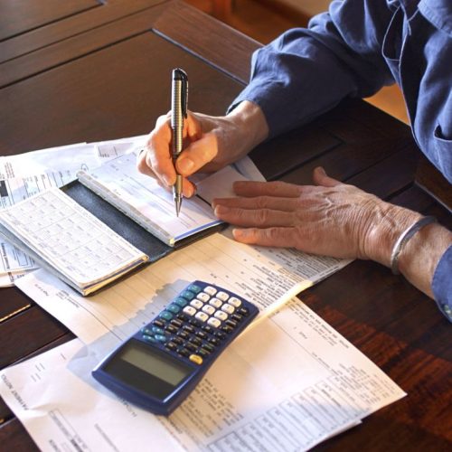 Πώς η αναγνώριση πλασματικών ετών χαμηλώνει τα όρια ηλικίας συνταξιοδότησης