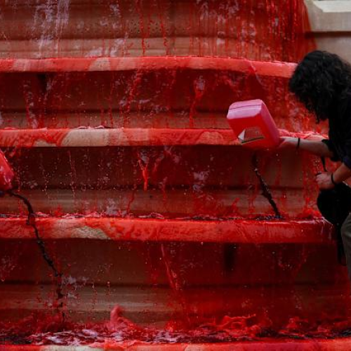«Αιματοβαμμένο» σιντριβάνι στο Παρίσι – Δείτε Βίντεο