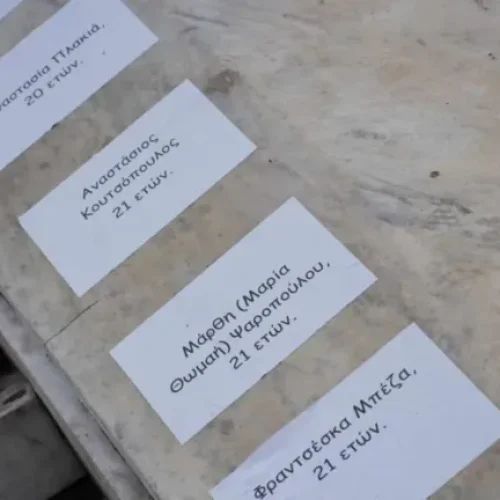 Τα ονόματα των θυμάτων των Τεμπών στα σκαλιά του Συντάγματος