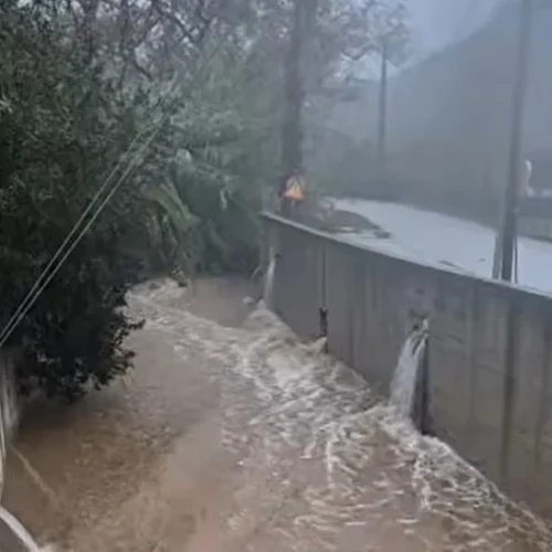 «Παραλυμένη» η Σκιάθος από τη σφοδρή κακοκαιρία