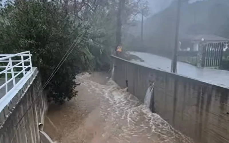 «Παραλυμένη» η Σκιάθος από τη σφοδρή κακοκαιρία