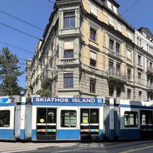 Η Σκιάθος «ταξιδεύει» στο τραμ της Ζυρίχης – Καμπάνια προβολής στην καρδιά της Ευρώπης