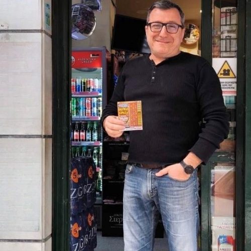 Πήγε να ψωνίσει βασικά αγαθά και έφυγε με 300.000 ευρώ – Η επίσκεψη παίκτη του ΣΚΡΑΤΣ σε μίνι μάρκετ