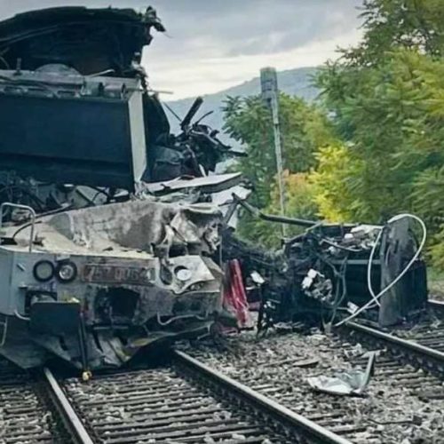 Μετωπική σύγκρουση τρένων – Τουλάχιστον 20 τραυματίες