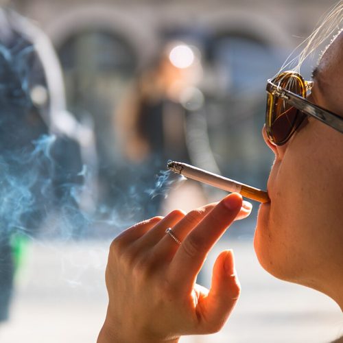 Η Γαλλία απαγορεύει το «κάπνισμα» σε «παραλίες, πάρκα και στάσεις λεωφορείων» από τις 29 Ιουνίου