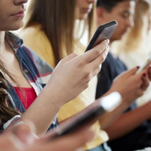 Τέλος τα social media για τους κάτω των 15 – Δούρειος ίππος για το τέλος της ανωνυμίας στο διαδίκτυο;