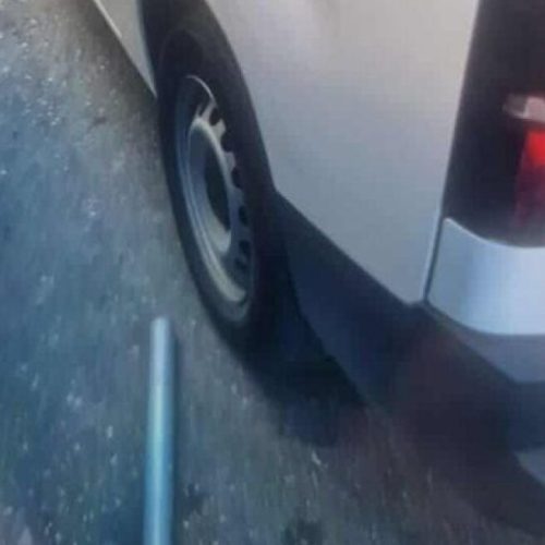 Μια «ανάσα» από τον θάνατο – Σιδερένιος σωλήνας «καρφώθηκε» δίπλα σε μητέρα με δύο παιδιά (ΦΩΤΟ)