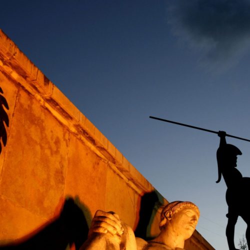 Θερμοπύλες: «Διέρρηξαν» αυτοκίνητα τουριστών στο άγαλμα του Λεωνίδα