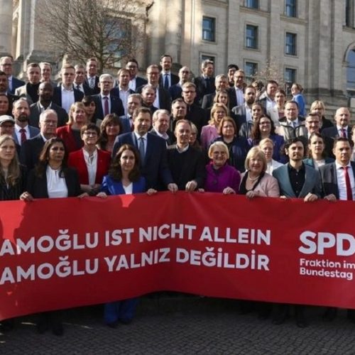 Γερμανία – Πανό υπέρ του Ιμάμογλου ανήρτησαν οι βουλευτές του SPD