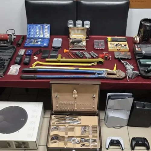 Εξαρθρώθηκε σπείρα που «ρήμαζε» σπίτια στη Θεσσαλονίκη – «Πως δρούσαν» – Κατασχέθηκαν δεκάδες «πειστήρια» (ΦΩΤΟ)