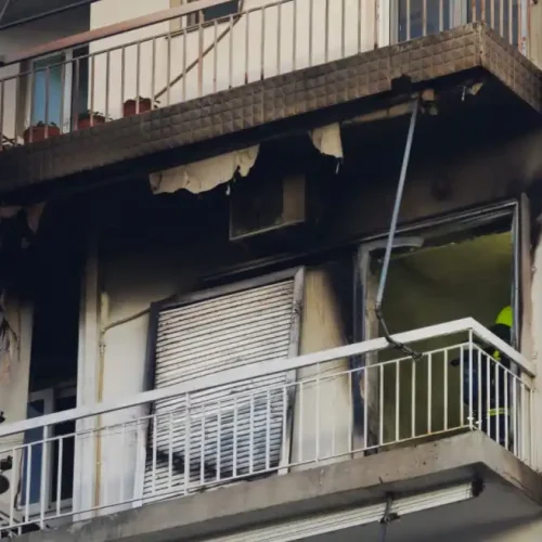 Φωτιά σε διαμέρισμα στον Ταύρο: Άνδρας ανασύρθηκε χωρίς τις αισθήσεις του