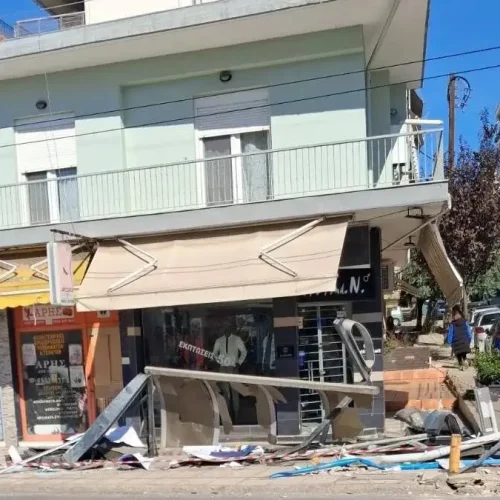 Εύοσμος: Νεαρή οδηγός πήρε «αμπάριζα» στάση λεωφορείου