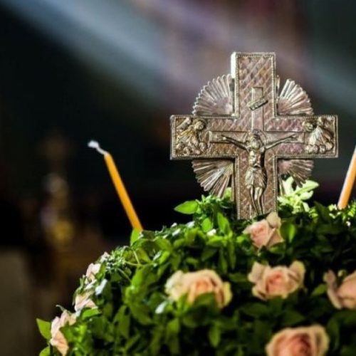 Τι γιορτάζουμε του Τιμίου Σταυρού και  γιατί μοιράζουν βασιλικό;