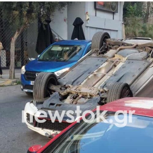 Ανατροπή αυτοκινήτου στο Πακράτι με εγκλωβισμό του οδηγού