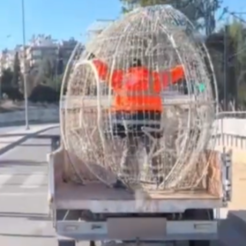 Τι άλλο θα δούμε! Υπάλληλοι δήμου κρατάνε σε καρότσα φορτίο με τα χέρια (BINTEO)