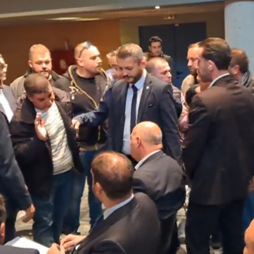 Δεν στέκονται πουθενά πια… Ο Τσιάρας μπήκε με τα ΜΑΤ στη Λιβαδειά για να παρουσιάσει «ανάπτυξη»