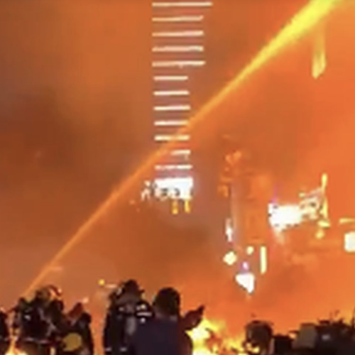 Πύρινη κόλαση στην Κίνα – Τρεις νεκροί και 23 τραυματίες από σοβαρή πυρκαγιά σε πολυκατοικία