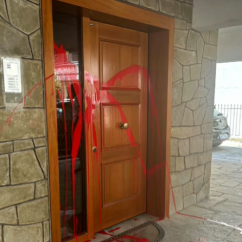 Άγνωστοι έριξαν μπογιές και τρικάκια σε σπίτι αστυνομικού στη Θεσσαλονίκη