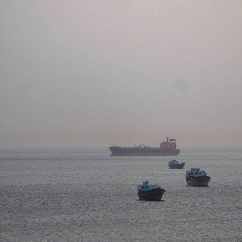 Το Ιράν επιτέθηκε με πυραύλους σε δύο εμπορικά πλοία στο Στενό του Ορμούζ