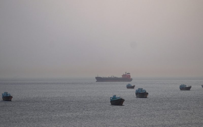 Το Ιράν επιτέθηκε με πυραύλους σε δύο εμπορικά πλοία στο Στενό του Ορμούζ