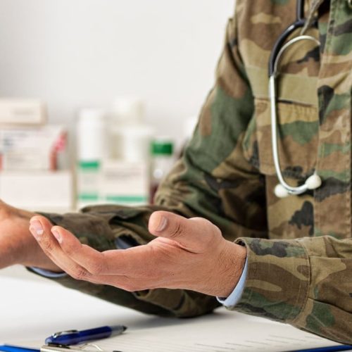 Λάρισα: Σε «διαθεσιμότητα» στρατιωτικός γιατρός για ενδοοικογενειακή βία