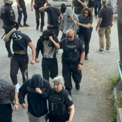 «ΦΑΣΙΣΤΕΣ στη ΦΟΡΑ!» – Κακουργηματική δίωξη στους 28 συλληφθέντες (Φώτο)
