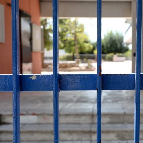 «SOS» για τα σχολεία Κεφαλονιάς και Άνδρου: Κτίρια επικίνδυνα σε πλημμύρες και σεισμούς – Μαθήματα σε κοντέινερ