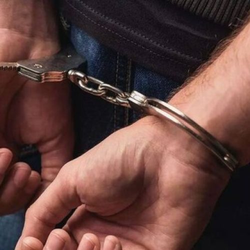 «Χειροπέδες» σε αλλοδαπό με δύο εντάλματα σύλληψης σε βάρος του