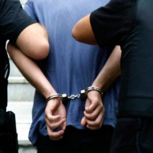 Πάτρα: Χειροπέδες σε ημίγυμνο άνδρα που προκαλούσε πανικό στο κέντρο της πόλης