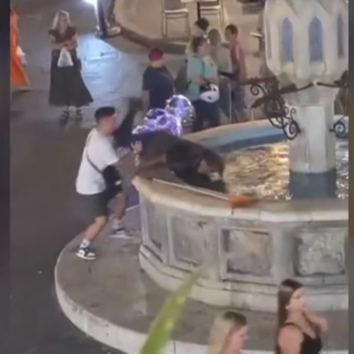 «ΣΟΚ» στη Ρόδο: Νεαρός έριξε άστεγο σε σιντριβάνι!