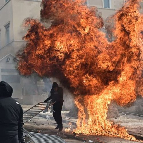 Επεισόδια μετά το τέλος της απεργιακής συγκέντρωσης στην πλατεία Συντάγματος στην Αθήνα για τη συμπλήρωση δύο χρόνων από το σιδηροδρομικό δυστύχημα των Τεμπών, που στοίχισε τις ζωές 57 ανθρώπων, Παρασκευή 28 Φεβρουαρίου 2025.
(ΜΙΧΑΛΗΣ ΚΑΡΑΓΙΑΝΝΗΣ/EUROKINISSI)