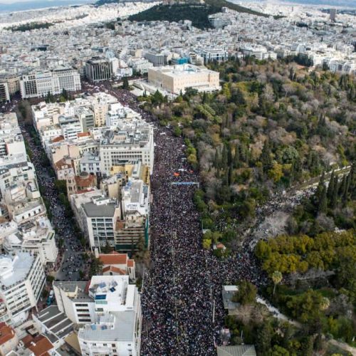 Πανοραμικό στιγμιότυπο που τραβήχτηκε στις 12.15  μ.μ. από την απεργιακή συγκέντρωση στην πλατεία Συντάγματος στην Αθήνα για τη συμπλήρωση δύο χρόνων από το σιδηροδρομικό δυστύχημα των Τεμπών, που στοίχισε τις ζωές 57 ανθρώπων, Παρασκευή 28 Φεβρουαρίου 2025. Συνδικάτα, ομοσπονδίες, σύλλογοι, ενώσεις, φορείς, οργανώσεις και κινήσεις πολιτών έχουν κηρύξει 24ωρη απεργία, στην μνήμη των θυμάτων με αίτημα να μην υπάρξει καμιά συγκάλυψη και να αποδοθεί δικαιοσύνη.
(EUROKINISSI)