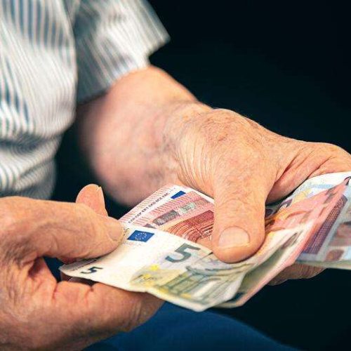 Συντάξεις: Μειώθηκαν οι αποδοχές 44.000 συνταξιούχων του ΕΦΚΑ – Τι άλλαξε