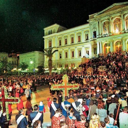 Σύρος: Το παγκόσμιο φαινόμενο – Γιατί Καθολικοί και Ορθόδοξοι κάνουν μαζί Πάσχα στο «νησί των δύο λόφων»