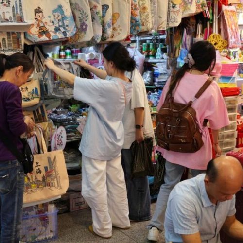 Οι τιμές καταναλωτή στην Κίνα «υποχωρούν και πάλι», βαθαίνοντας τις ανησυχίες για τον αποπληθωρισμό, καθώς η ζήτηση παραμένει αδύναμη