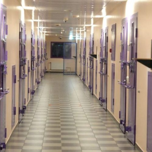 Η Εσθονία επιδεικνύει τα κελιά που περιμένουν «Σουηδούς κρατούμενους»