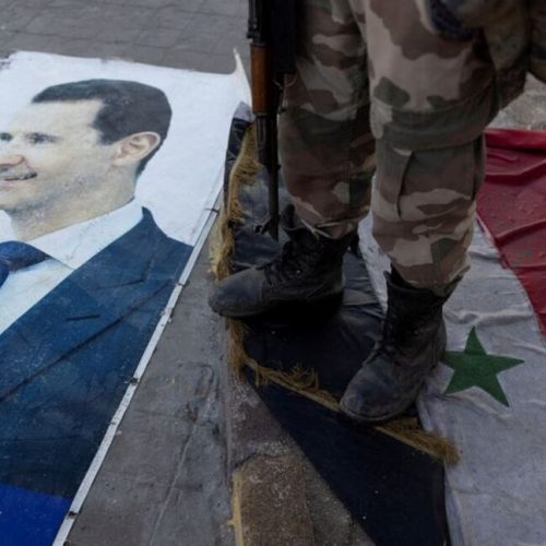 “Προσευχηθείτε για εμάς. Έφτασαν” – Πώς η Συρία κατέληξε σε αιματοχυσίες εκδίκησης