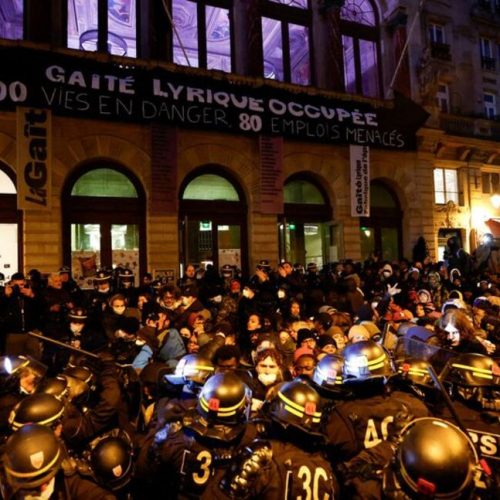 Η αστυνομία διώχνει εκατοντάδες μετανάστες που είχαν κάνει κατάληψη σε θέατρο του Παρισιού