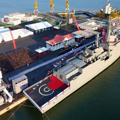 Η Βόρεια Κορέα παρουσιάζει νέο πολεμικό πλοίο 5.000 τόνων