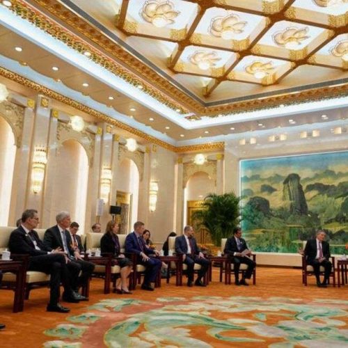 Γερουσιαστής υπέρ του Τραμπ συναντά τον Κινέζο πρωθυπουργό Λι με στελέχη αμερικανικών εταιρειών