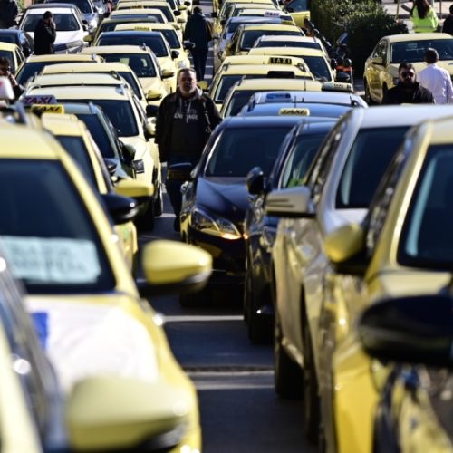 Χωρίς ταξί σε Αθήνα και Θεσσαλονίκη – Συνεχίζεται η απεργία των αυτοκινητιστών