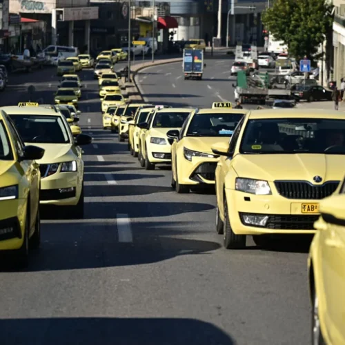 Ταξί: Σε εξέλιξη η μηχανοκίνητη πορεία προς το υπουργείο Μεταφορών – Στο «κόκκινο» το κέντρο της Αθήνας