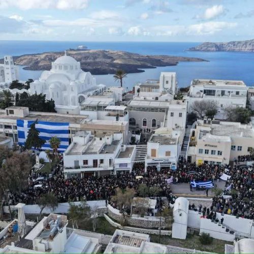 Σεισμός…, αλλά για τα Τέμπη στη Σαντορίνη: Η μεγαλύτερη συγκέντρωση που έχει γίνει ποτέ στο νησί