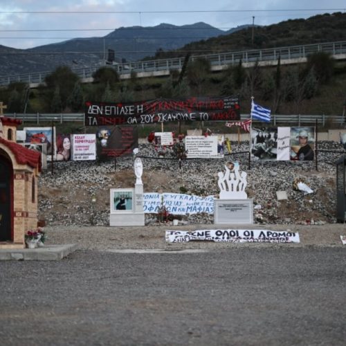 Τέμπη: Ο τόπος όπου πάγωσε ο χρόνος για 57 ψυχές – Εικόνες από το μνημείο