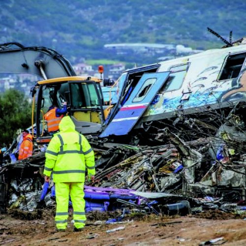 Έγκλημα στα Τέμπη: Πατέρας βρήκε ξένο μέλος στη σορό του παιδιού του – Τι καταγγέλλει ο δικηγόρος του